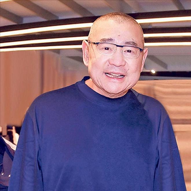 71岁富商刘銮雄罕见露面，将妻子甘比揽在怀中，拍卖名酒进账半亿 - 2