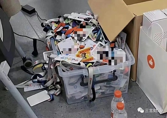 消息称有赞大量裁员 图像显示回收的工牌堆了一箱子 - 4