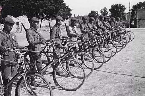 为什么汉奸们都喜欢骑自行车?而日本军人却在地上跑? - 2