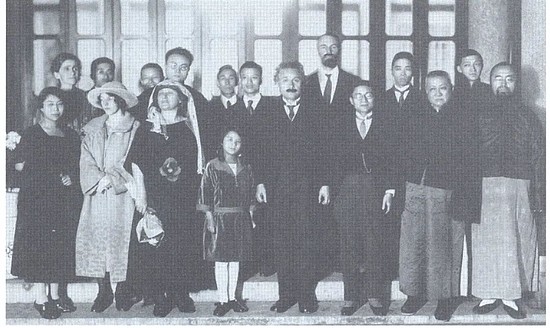　　1922年11月13日，爱因斯坦和妻子艾尔莎在上海著名画家、企业家王一亭家参加晚宴时的合影。图片来源：纽约利澳贝克学会