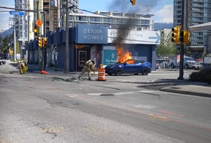 加拿大发生特斯拉行驶中起火事故 司机破窗逃生 - 1