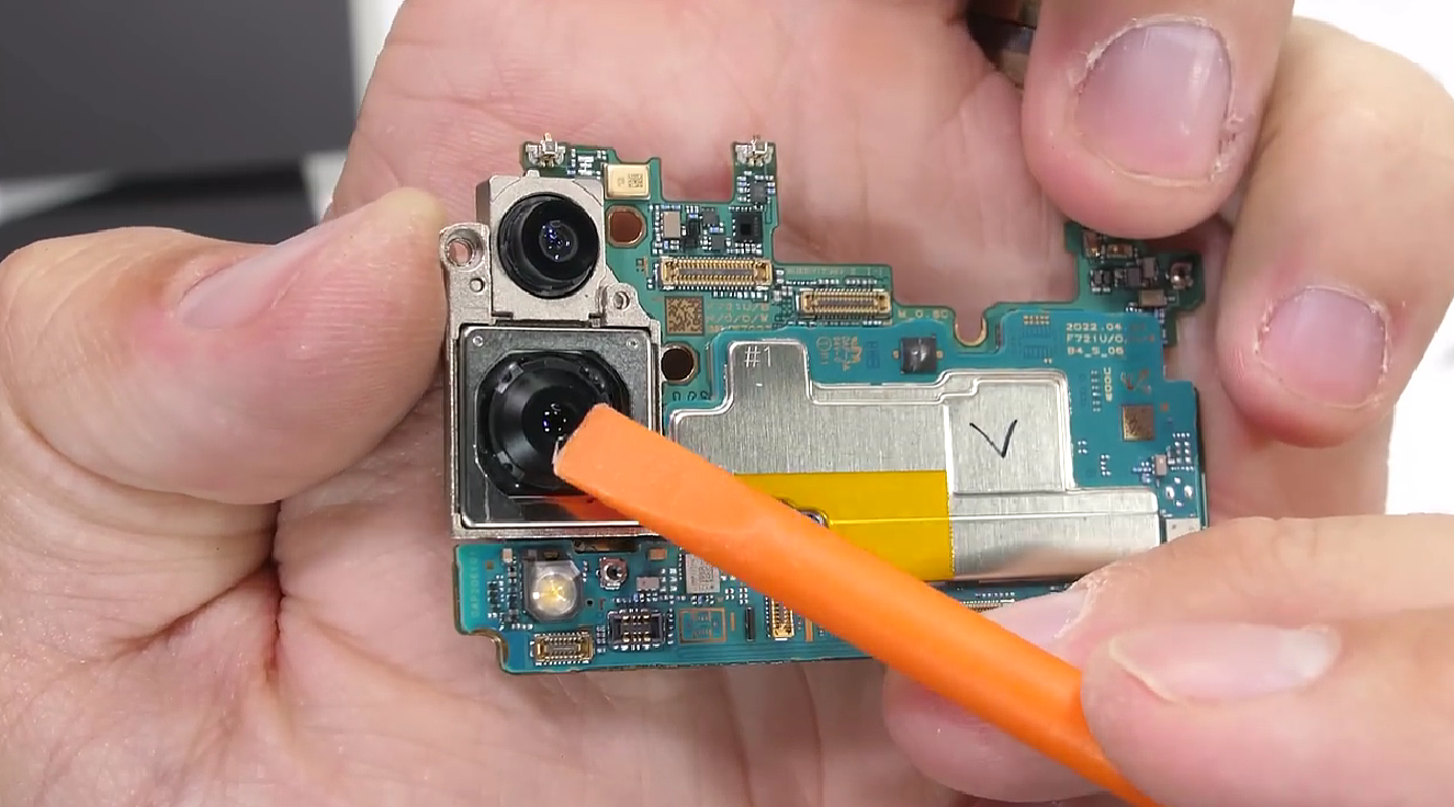 经历暴力测试后，三星 Galaxy Z Flip4 折叠屏手机被拆解 - 4