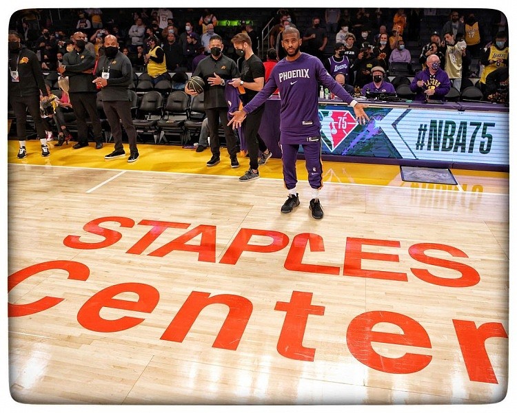 再见！NBA摄影师晒出詹姆斯&保罗&布克与斯台普斯地标告别合影 - 2