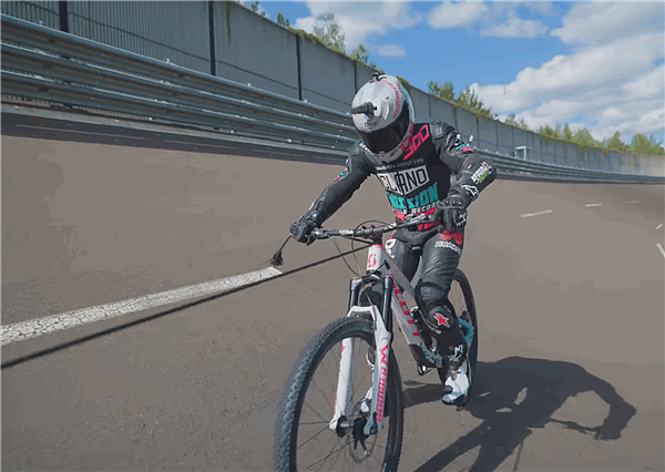 奥地利骑手创下自行车极速吉尼斯纪录：272km/h - 1