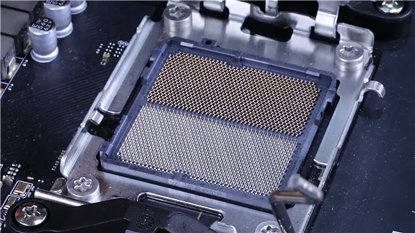 AMD Zen4锐龙7000首个装机视频来了：AM5主板彻底告别CPU弯针 - 1