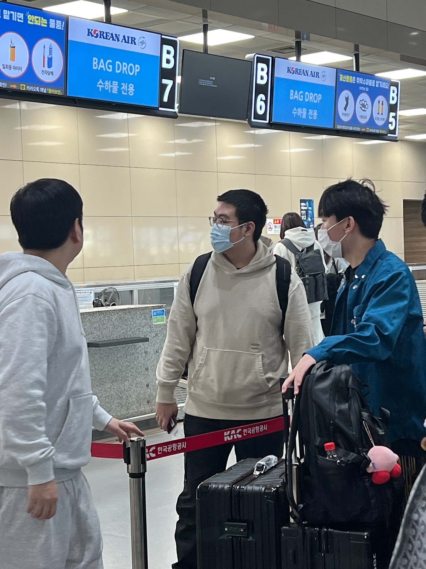 网友机场偶遇JDG三位中国选手回国；369对网友说：不会怪我吧？ - 1