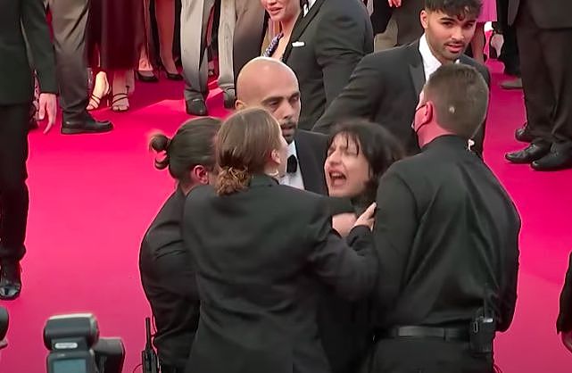 戛纳电影节再现突发状况，数名黑衣女子冲上红毯，现场浓烟滚滚 - 11
