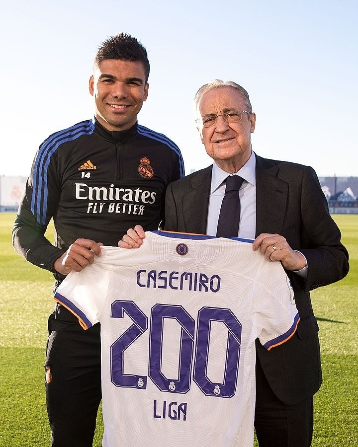卡塞米罗领取西甲200场纪念球衣，弗洛伦蒂诺亲自赠送