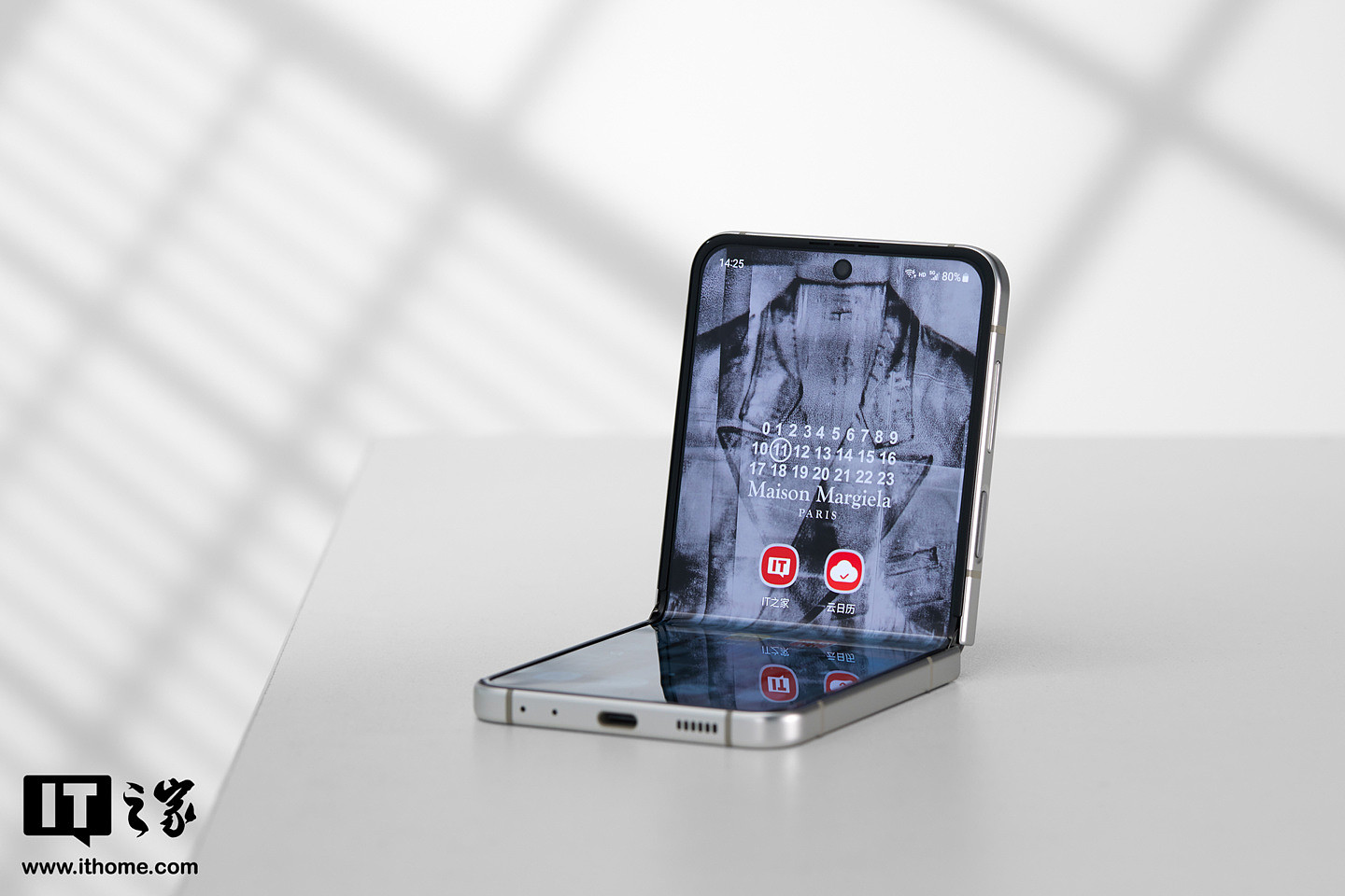 【IT之家开箱】数字艺术先锋：三星 Galaxy Z Flip5 Maison Margiela 限量版手机图赏 - 9
