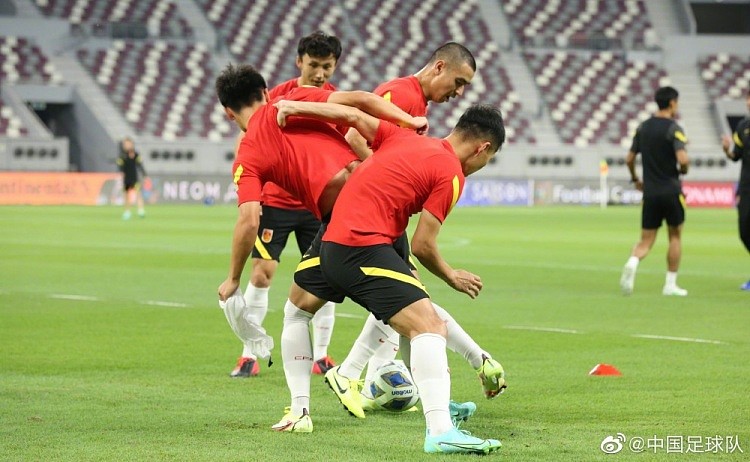 中国足球队：全队32名球员全部参加了合练，积极备战7日的比赛 - 5