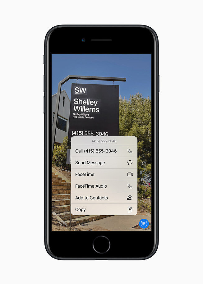 在午夜色的全新 iPhone SE 上使用 iOS 15 的实况文本功能识别房地产广告牌。