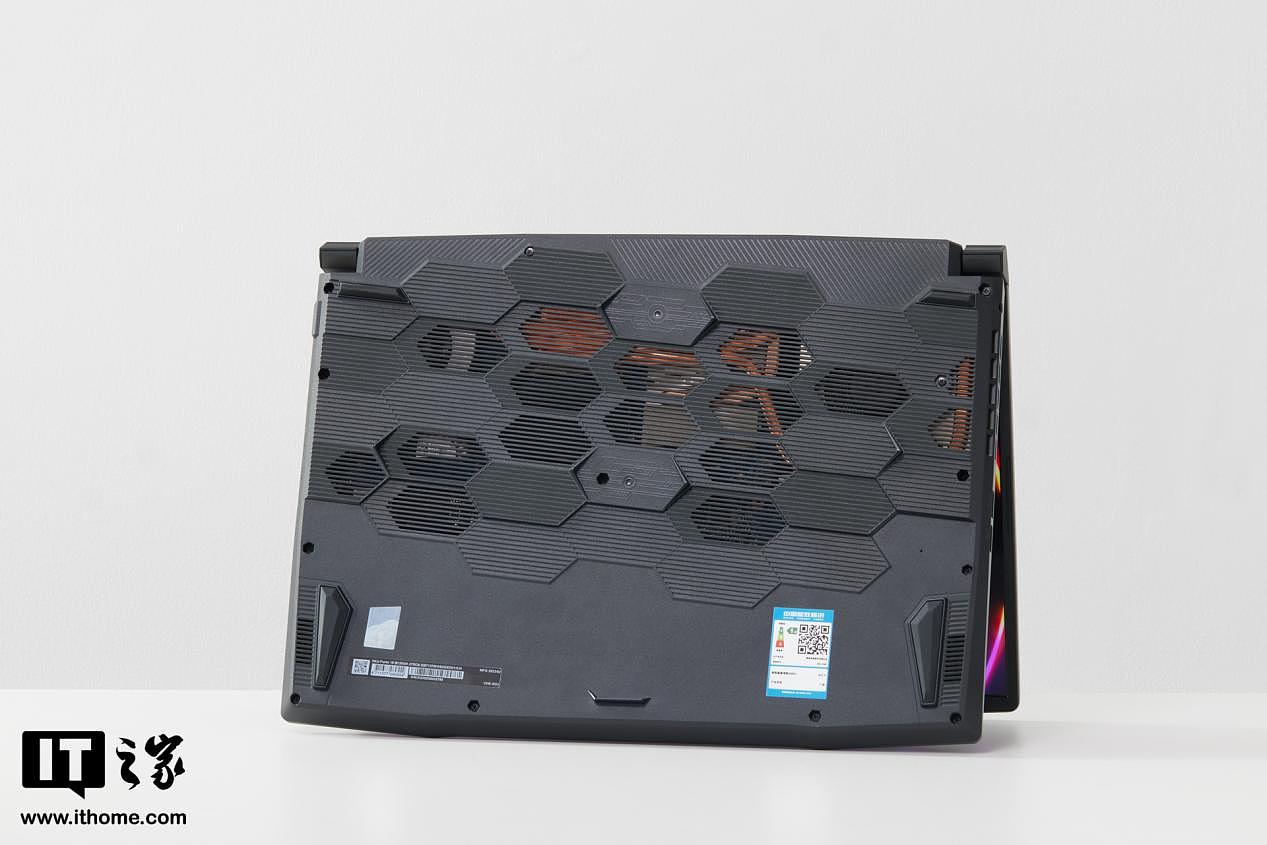 【IT之家开箱】微星魔影 15 游戏本图赏：四分区 RGB 炫酷键盘，释放强劲电竞能量 - 10
