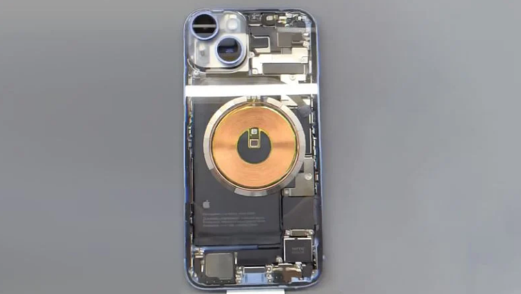 苹果 iPhone 14 被改造：后壳换成透明玻璃面板，可看见内部组件 - 1