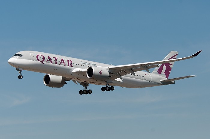 Qatar_Airways_A350-941_(A7-ALA)_landing_at_Frankfurt_Airport.jpg