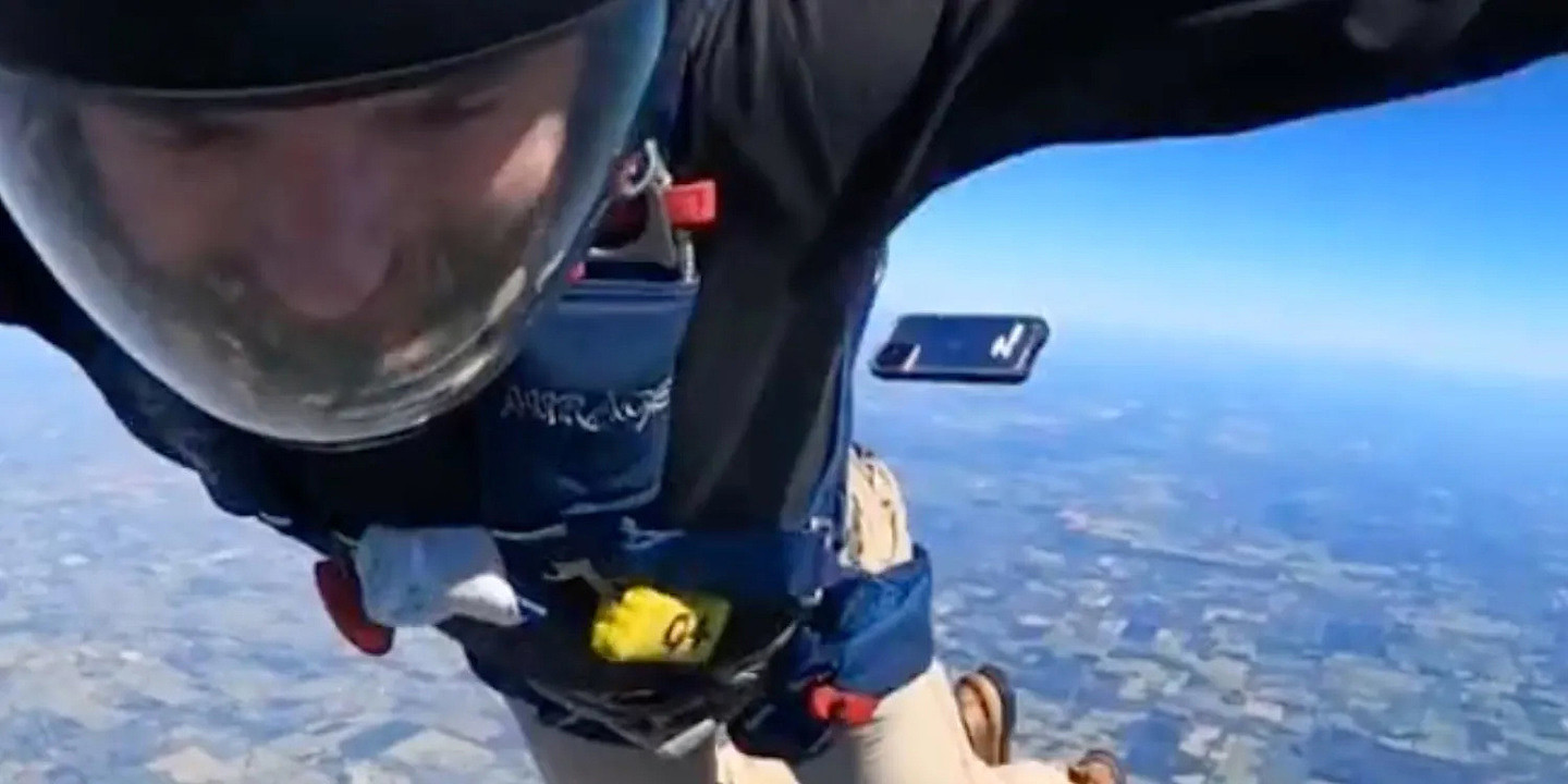 带壳 iPhone 从 14000 英尺高空坠落，找回后仍能正常工作 - 1