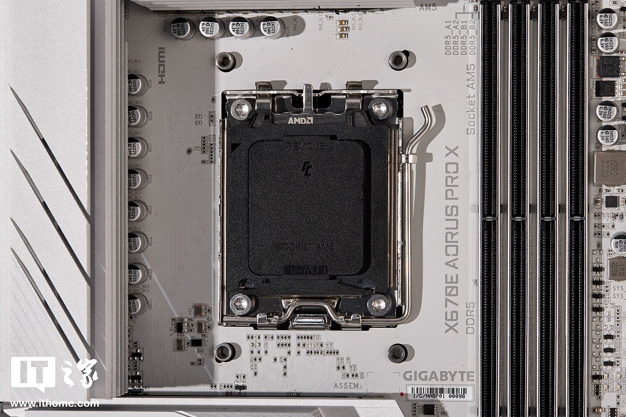 【IT之家开箱】技嘉 X670E AORUS PRO AX 冰雕X主板图赏：AMD平台独一无二的纯白旗舰主板 - 5