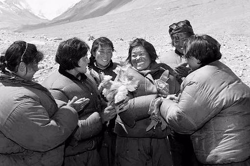 世界首位珠峰北坡登顶女性是谁 有着怎样惊心动魄的经历 - 1
