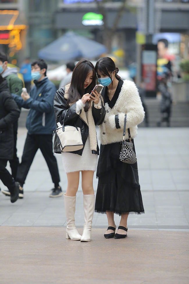 素人们的街拍好真实，重庆妹子大冬天的穿起了羊绒外套，但也很美 - 9