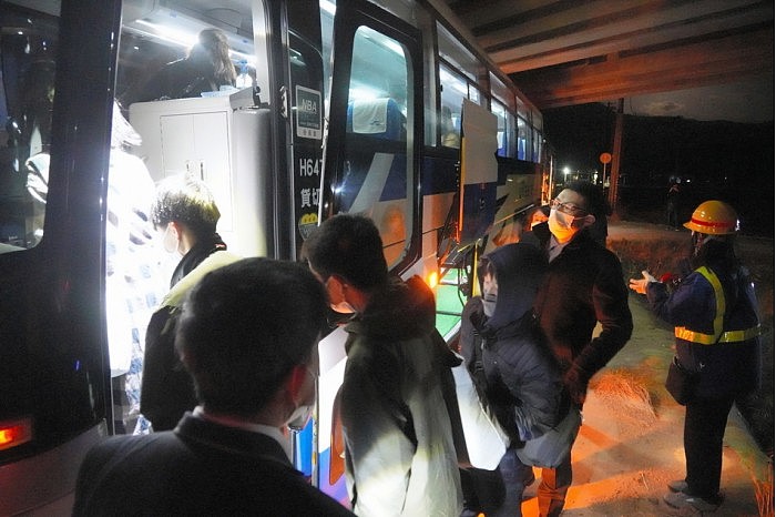 日本强震致新干线一列车脱轨：车厢倾斜严重 乘客连夜转移 - 8