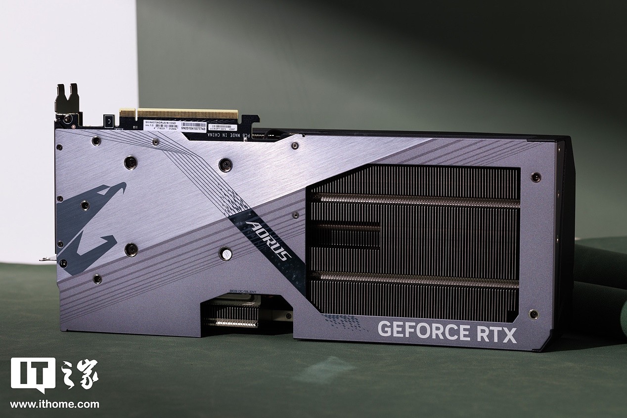 【IT之家开箱】技嘉 AORUS GeForce RTX4070 MASTER 12G 开箱图赏，RGB 炫彩光轮是点睛之笔 - 9