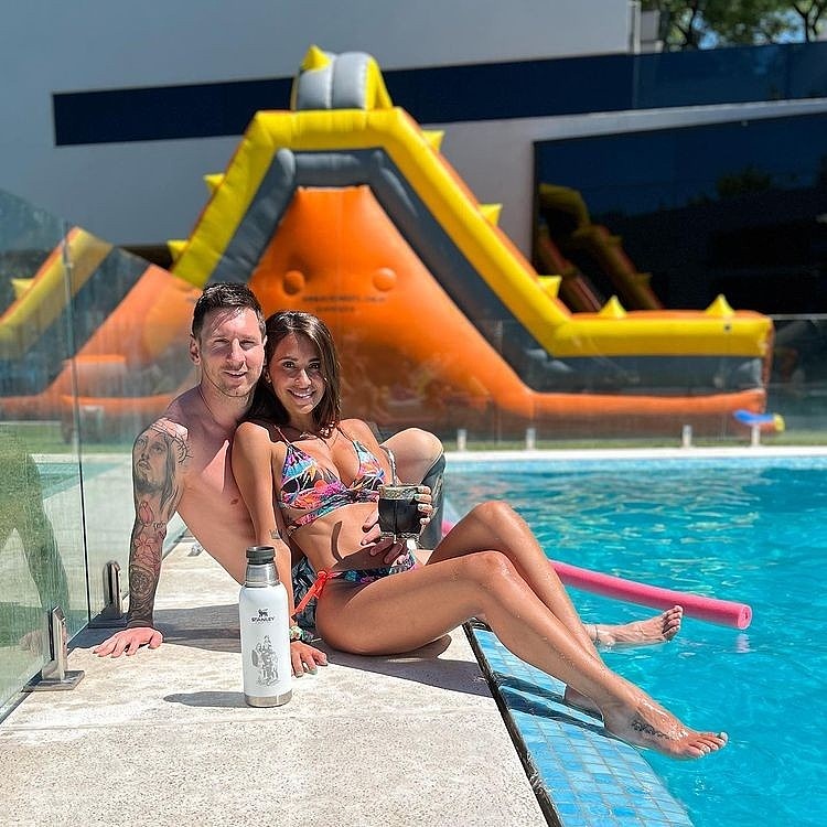 享受假期！安东内拉晒泳池照，与梅西亲密拥抱 - 2