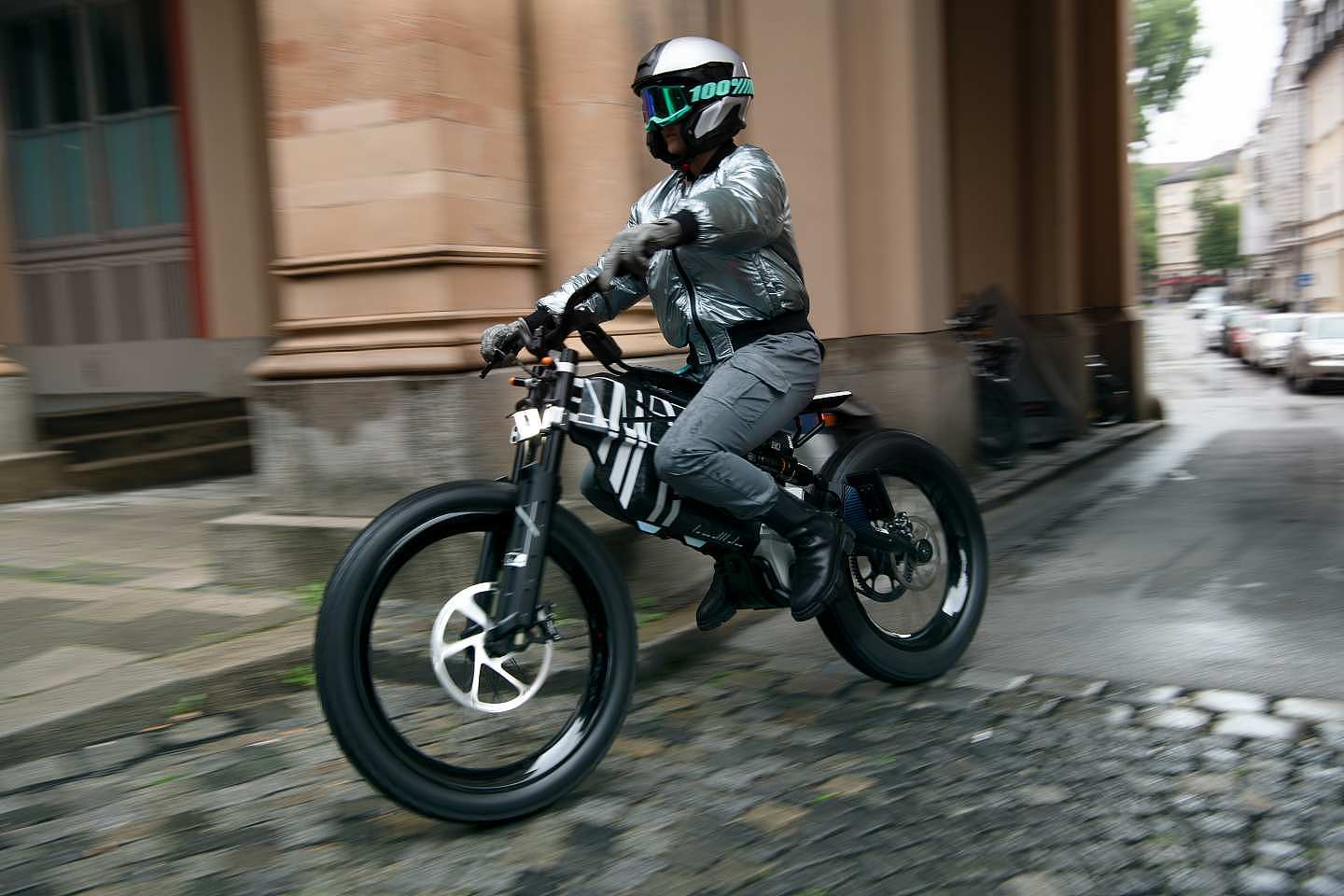 着眼电动自行车和摩托的未来移动：宝马展示两款电动摩托概念车 - 11