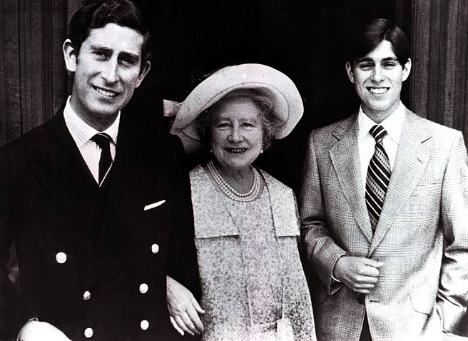 圖左起為年輕時的查爾斯、已故伊麗莎白王太后（Queen Elizabeth The Queen Mother）、安德魯王子。（資料照／TPG、達志影像）