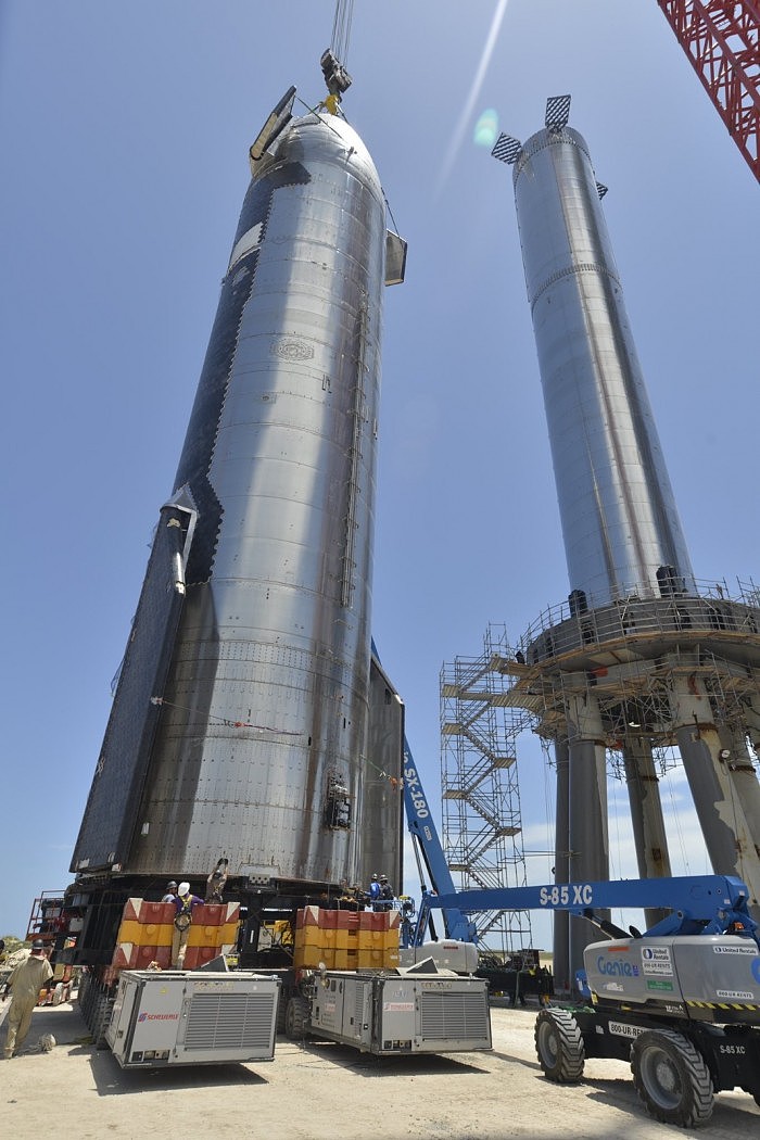 埃隆·马斯克展示完全堆叠的SpaceX星际飞船和超重型火箭 - 3