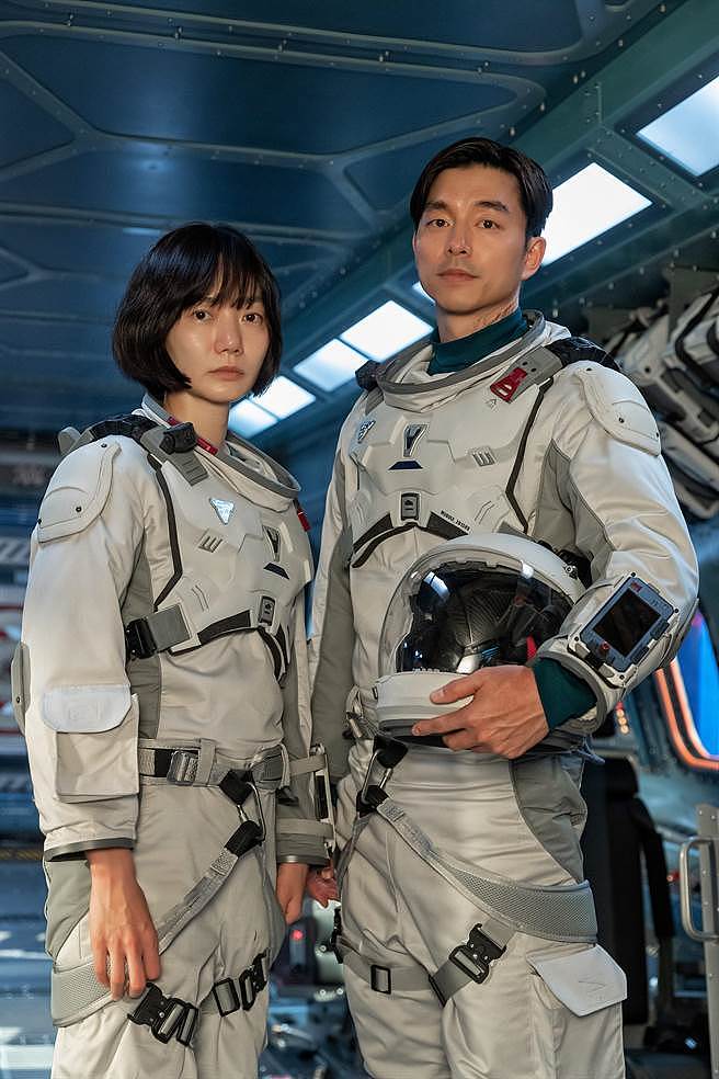 孔劉（左）、裴斗娜在《寧靜海》中展現逆重力演技。（Netflix提供）