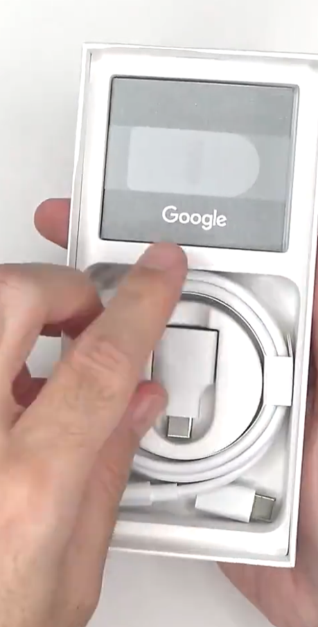 谷歌 Pixel 8 手机首个开箱视频曝光：“防爆盾”造型双摄、双 C 口数据线 - 3
