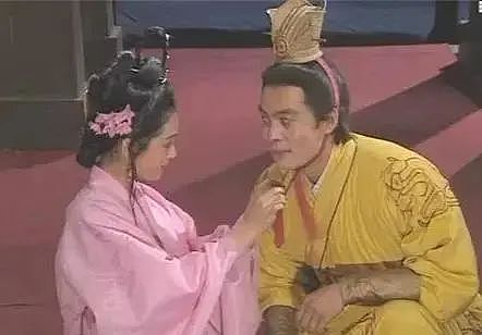 当年，张光北在拍摄吕布戏貂蝉时，被女导演蔡晓晴嫌弃：“张光北，你演的吕布不够色呀！” - 3