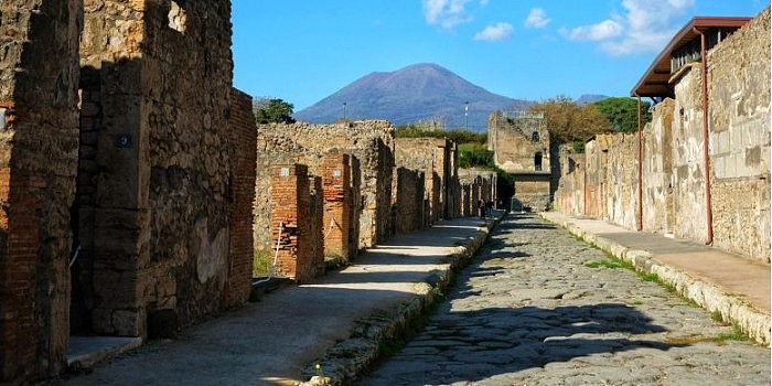 Vesuvius-and-Pompeii-777x389.jpg