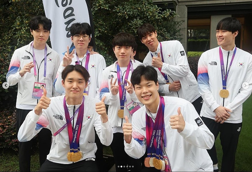 韩国奥林匹克委员会分享韩国电子竞技、游泳和击剑选手的合照 - 1