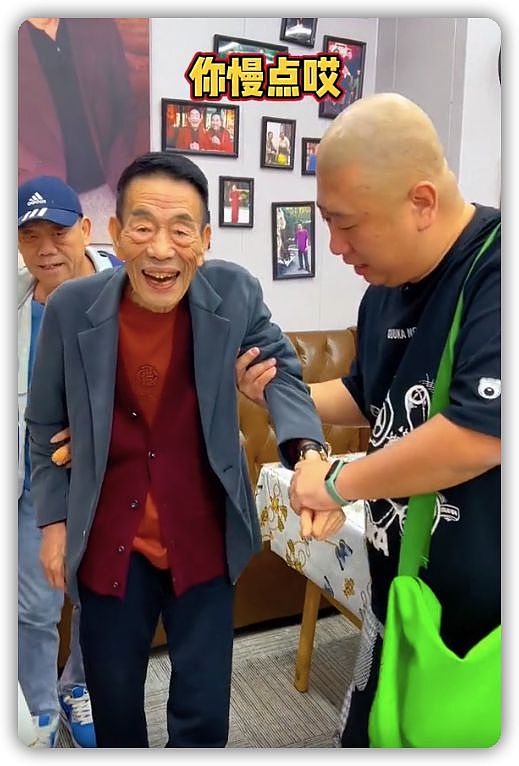 90岁杨少华现身自家饭店，走路要俩人搀扶，儿子亲手夹菜喂吃饭 - 3