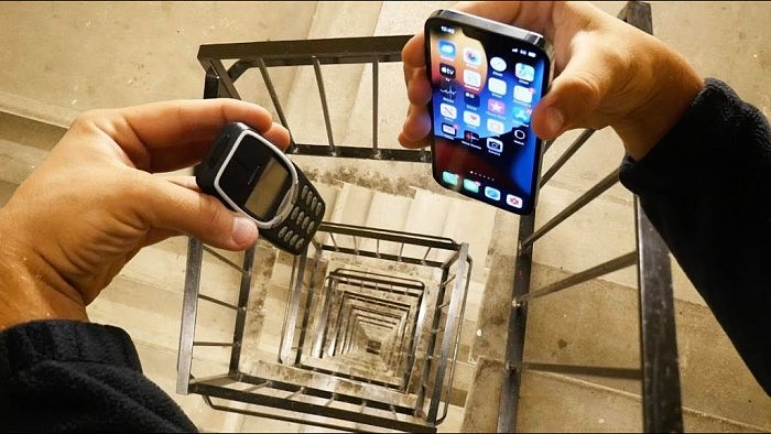 [视频]iPhone 13 Pro终极跌落测试：和Nokia 3310从20层楼梯摔下 - 1