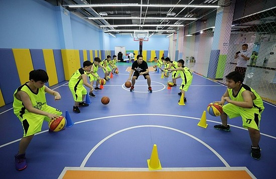 河北省衡水市一家少年篮球培训机构举办暑期“篮球营”。