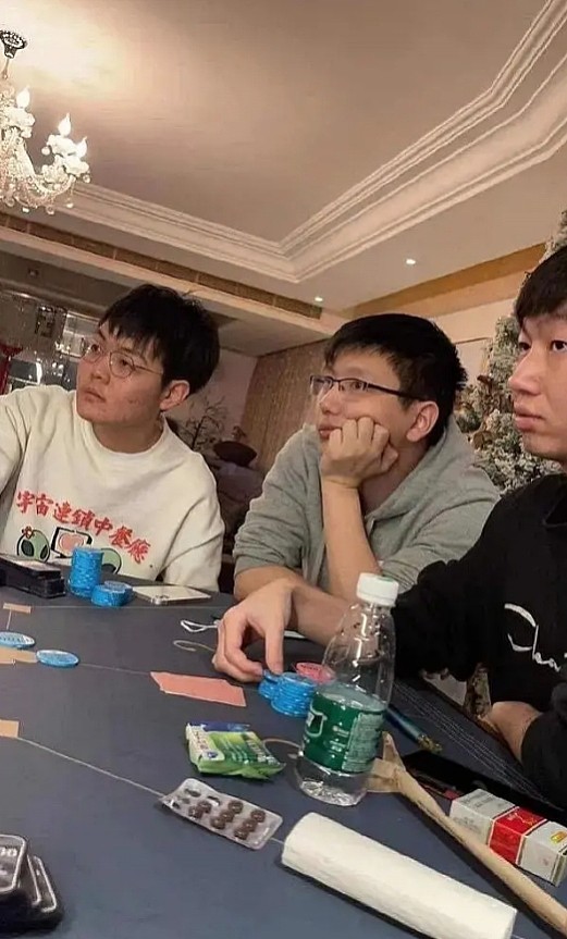 369和经理万磊、Condi一起打牌，但据万磊表示只是圈内朋友小聚