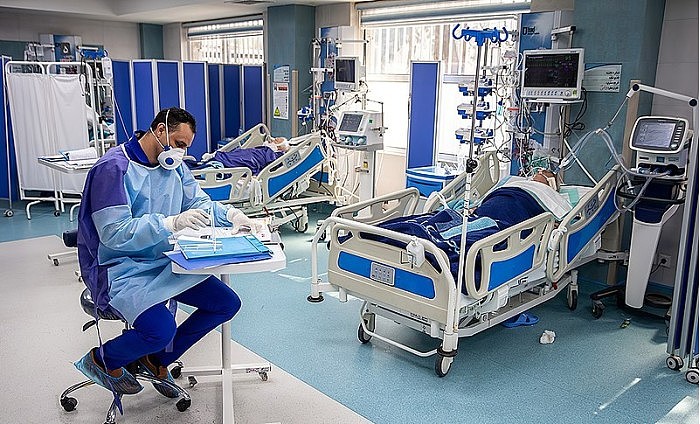 800px-Coronavirus_patients_at_the_Imam_Khomeini_Hospital_in_Tehran,_Iran--1_March_2020.jpg