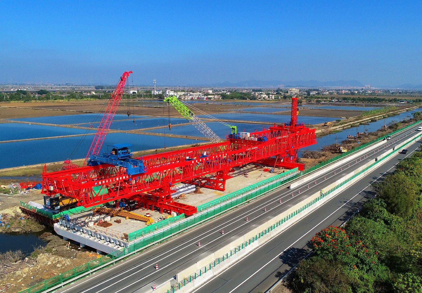 世界首台桩梁一体造桥机“共工号”投入使用 中国中铁研制 - 1
