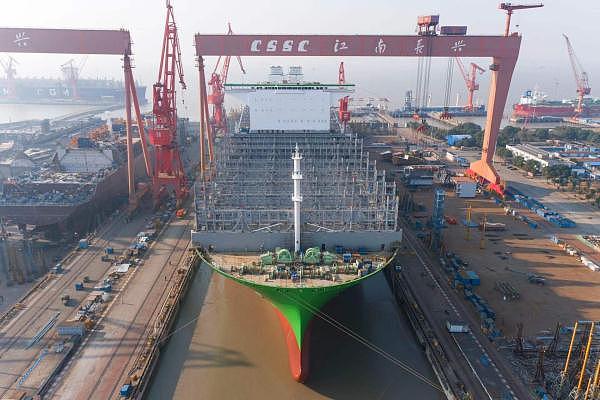 中国首制，全球最大型集装箱船在沪出坞 - 1