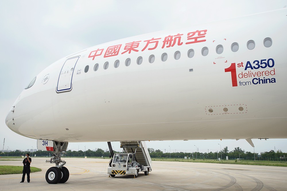 东航在天津接收一架A350飞机 机身上喷涂了这样一行英文 - 3