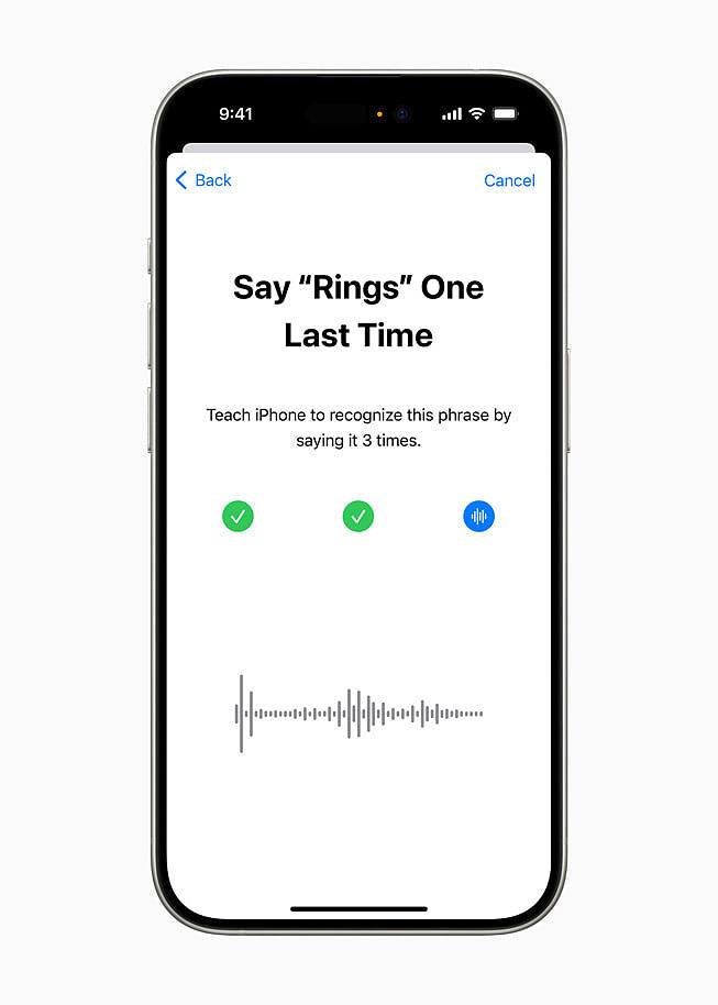 在 iPhone 15 Pro 上，屏幕上显示“最后一次说‘圆环’”，并提示用户通过重复三次来教会 iPhone 识别这个短语。