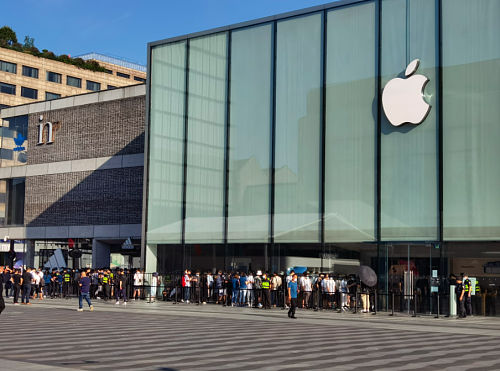苹果 iPhone 13/Pro 系列开售首日探访 Apple Store ：加州“电力十足”，iPhone 12 系列加速贬值成全十三香 - 1