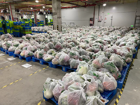 叮咚买菜杭州余杭城市分选中心内，一批批蔬果等物资正等着运往上海。受访对象供图