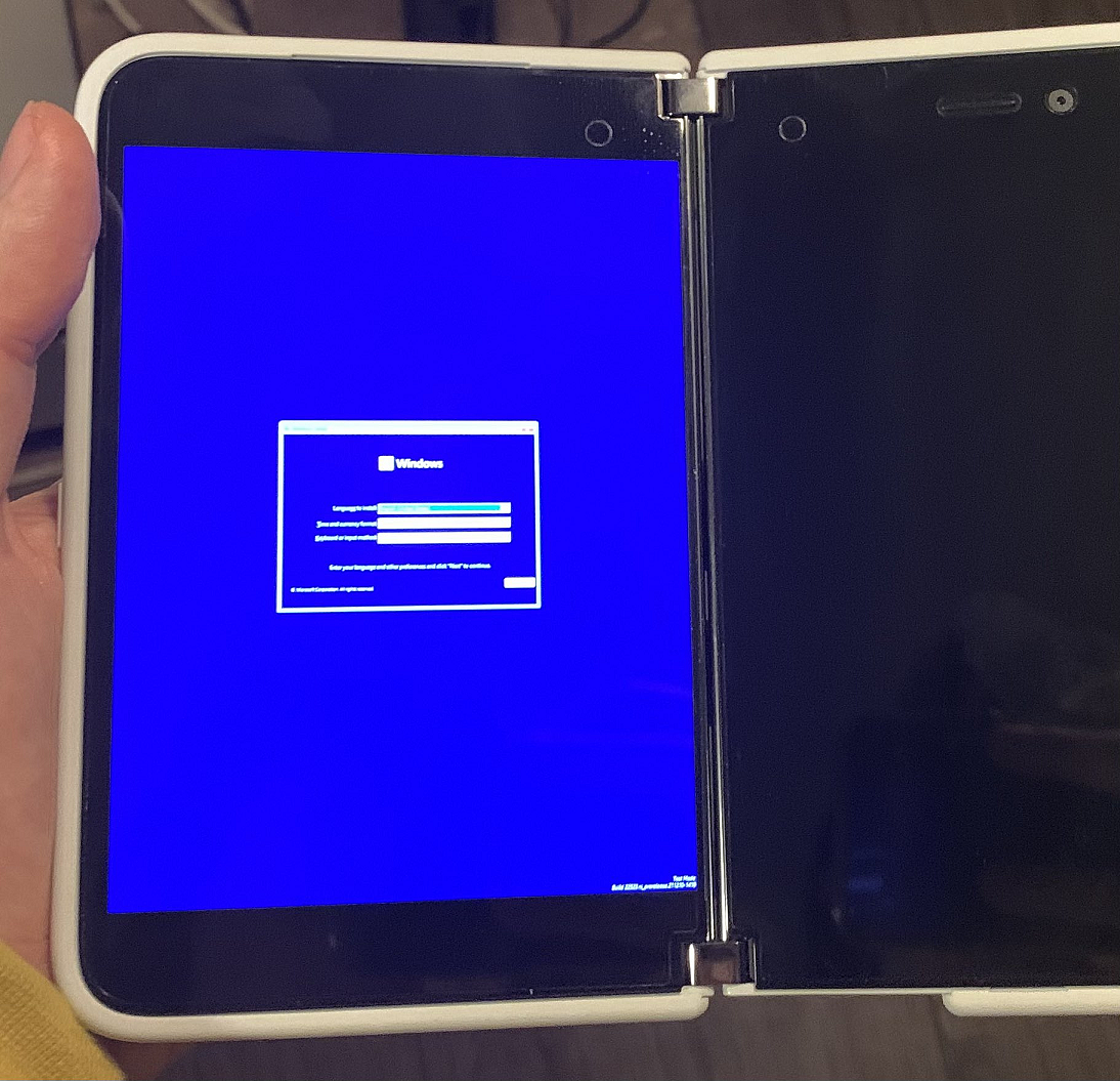 微软Surface Duo成功运行Windows 11系统 - 1