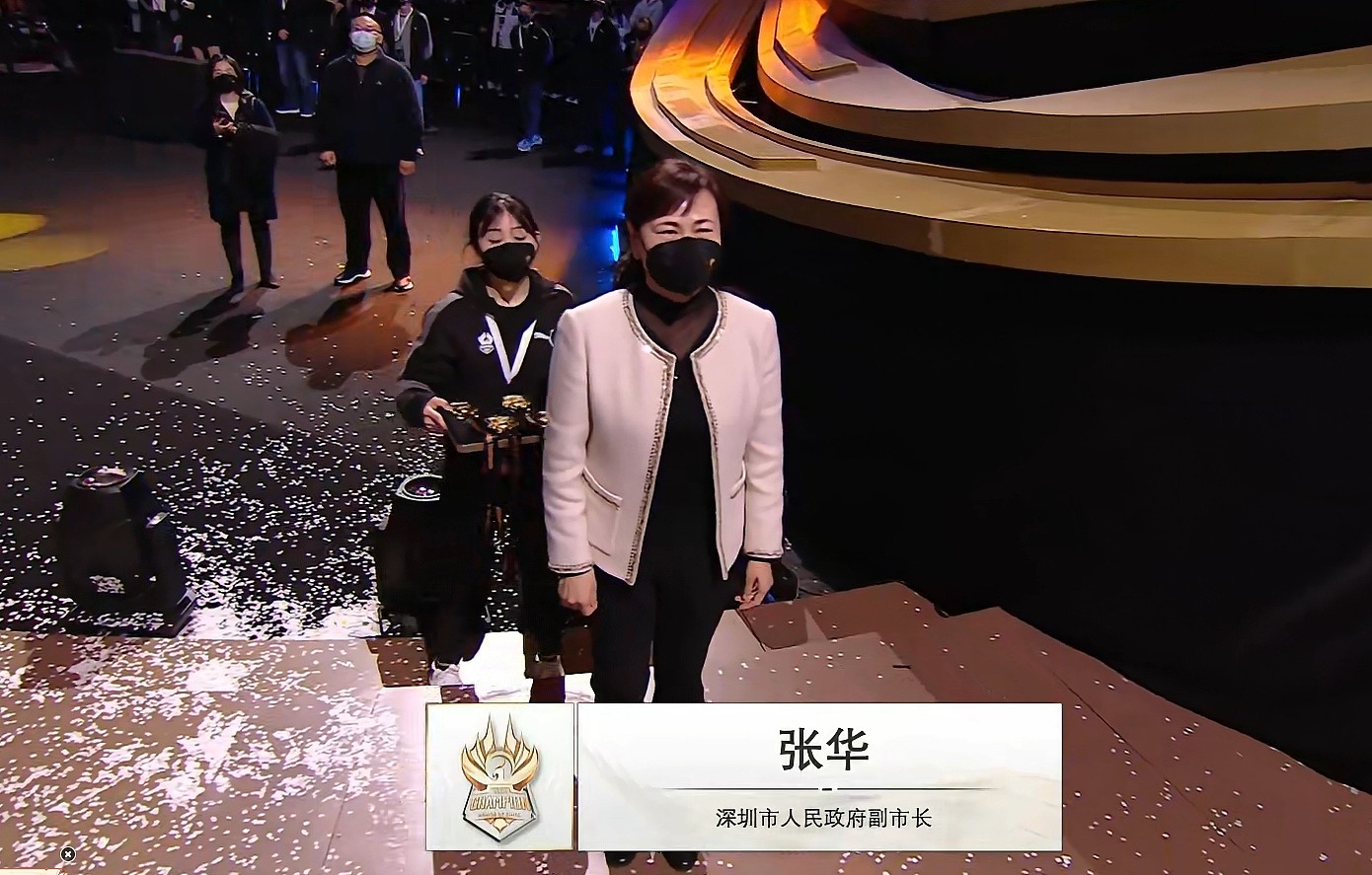 重返世界之巅！深圳市副市长为武汉eStarPro选手颁发奖杯 - 1