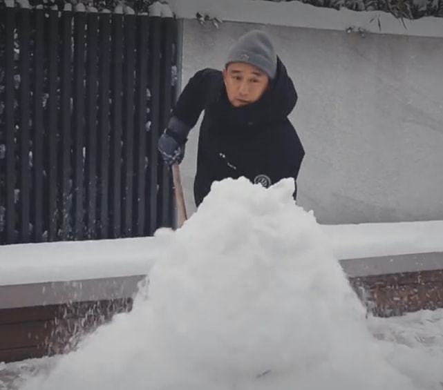 孙莉晒一家堆雪人，首公开4岁儿子正脸，黄磊陪儿子打雪仗好温馨 - 8