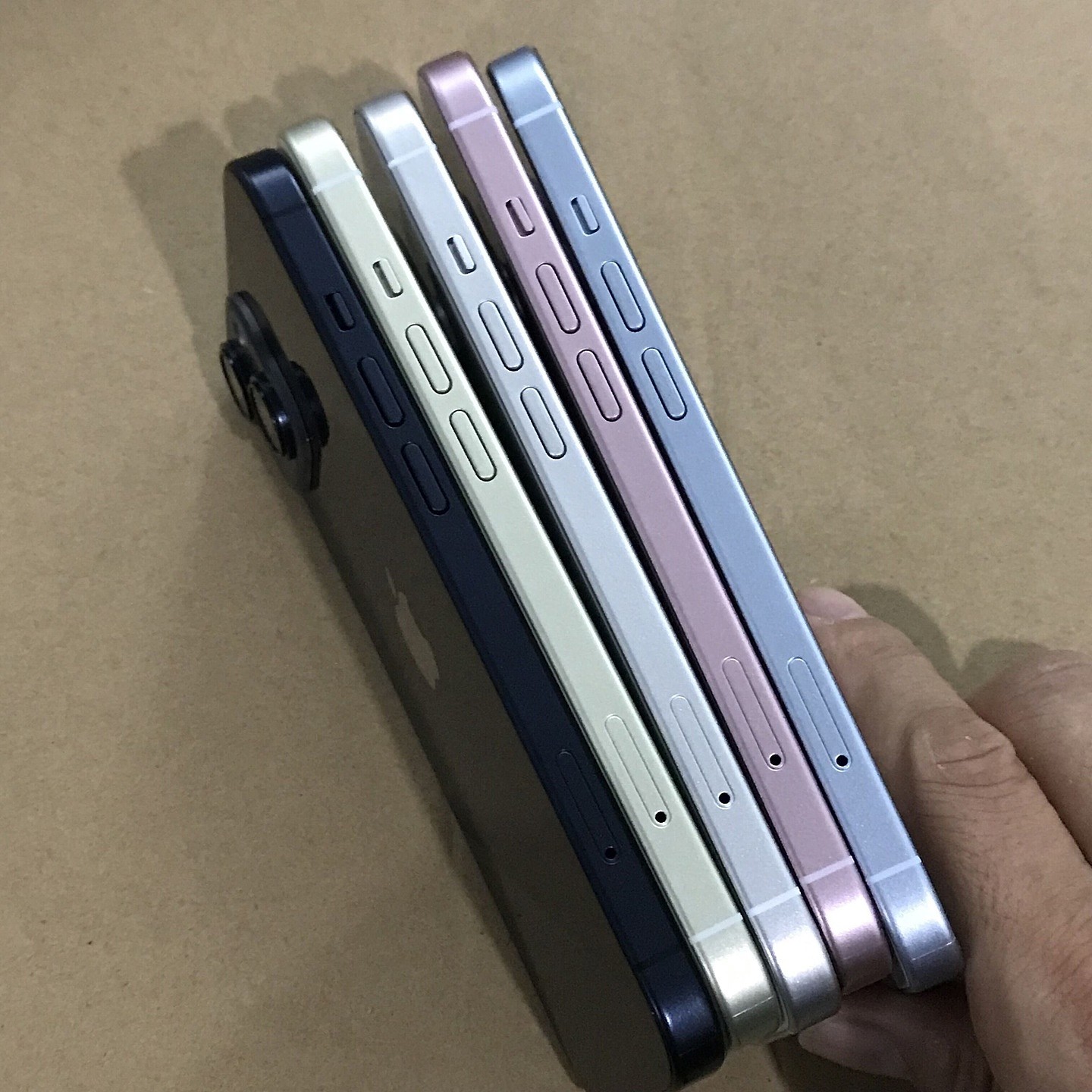苹果 iPhone 15 / Pro 机模展示，预计将提供 5 种和 4 种配色 - 6