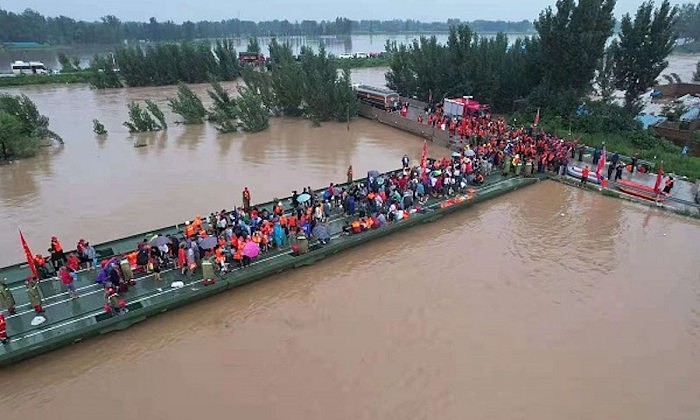 洪灾中的“救援神器” 无人机、救生机器人、动力舟桥··· - 1