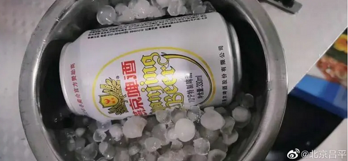 北京多区下冰雹刷爆朋友圈 有网友做起冰镇啤酒 - 1